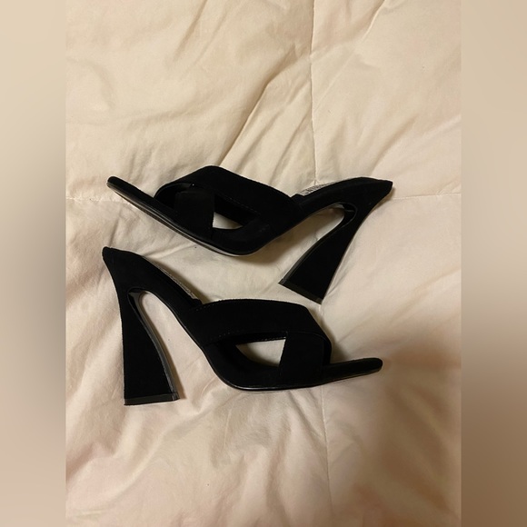 Cape Robbin Black Sandal - Picture 3 of 6